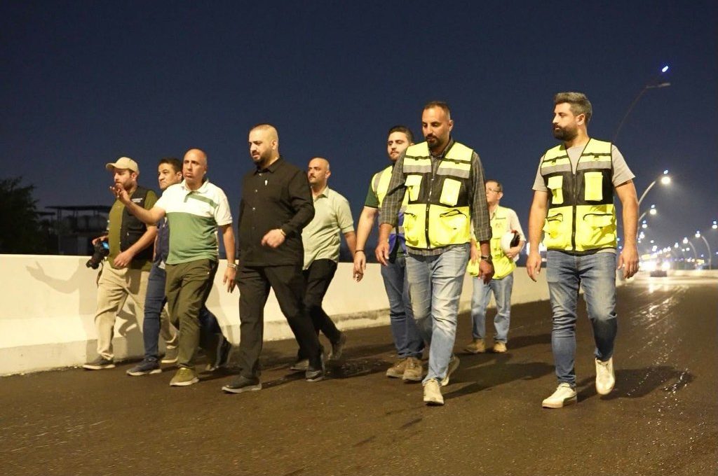 مدير عام دائرة الطرق والجسور يتابع ليلاً انطلاق أعمال الإكساء الأسفلتي لمشروع ربط جسر الطابقين بالجسر المعلّق، ويوجّه بتكثيف الجهود لافتتاح المرحلة الأولى نهاية العام الجاري