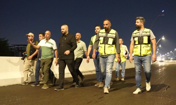 مدير عام دائرة الطرق والجسور يتابع ليلاً انطلاق أعمال الإكساء الأسفلتي لمشروع ربط جسر الطابقين بالجسر المعلّق، ويوجّه بتكثيف الجهود لافتتاح المرحلة الأولى نهاية العام الجاري
