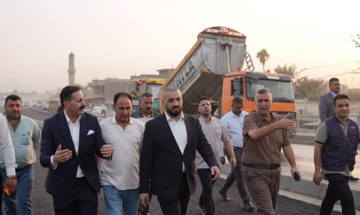 مدير عام دائرة الطرق والجسور يتابع ميدانياً أعمال الإكساء الأسفلتي والمراحل النهائية لإنجاز مجسر الدلّة ومقترباته ضمن مشروع تأهيل طريق بغداد – كربلاء المقدسة