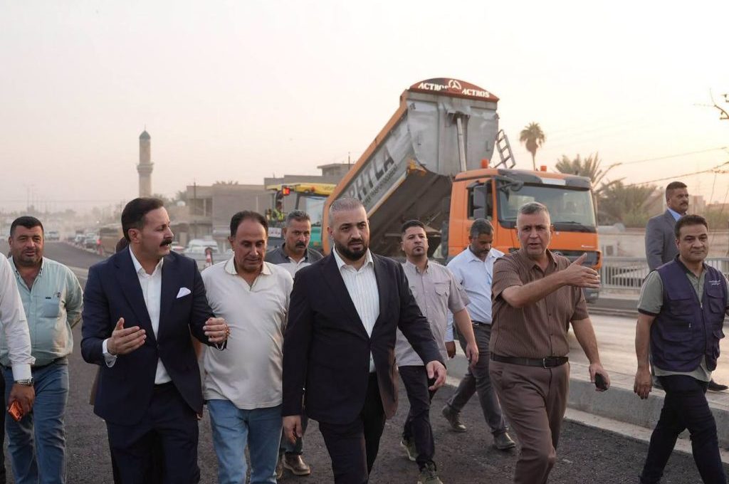 مدير عام دائرة الطرق والجسور يتابع المراحل المتقدمة لإنجاز جسري شمال الناصرية والهولندي ويوجّه بتسريع استكمال الأعمال وإدخالهما الخدمة