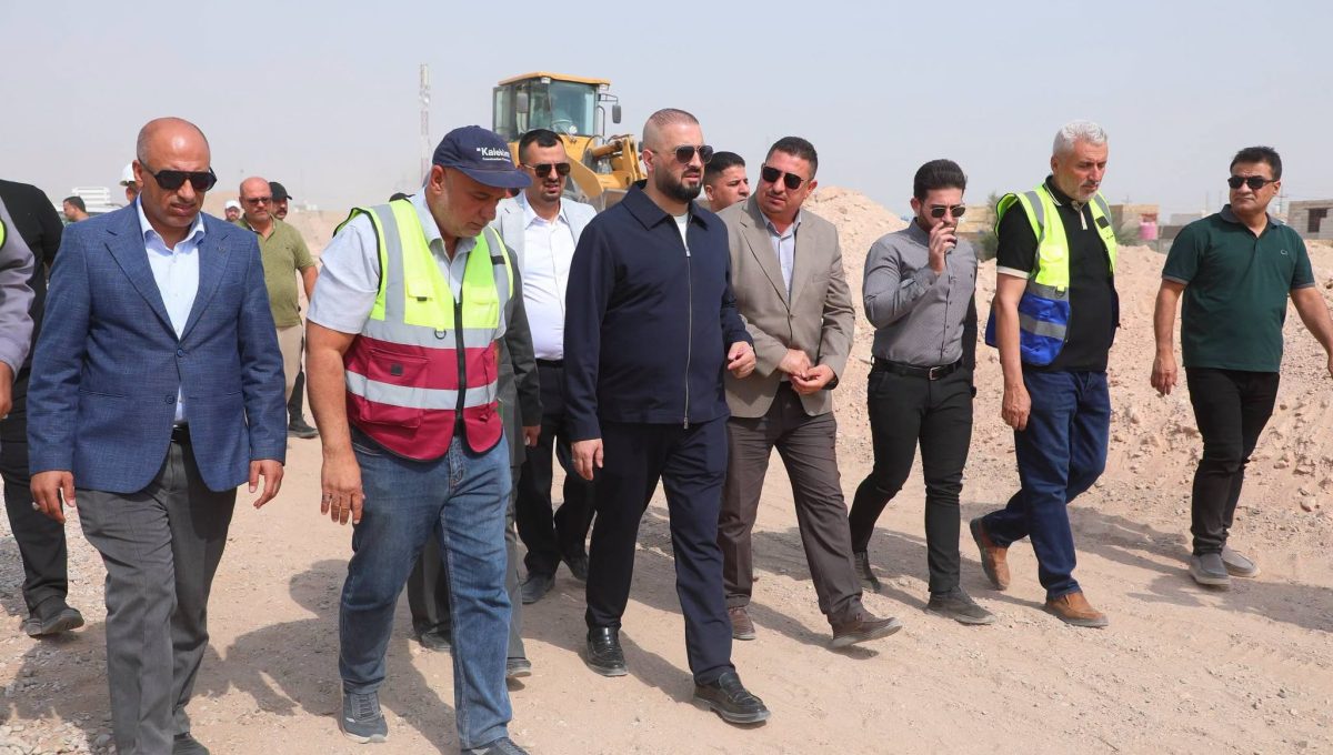 مدير عام دائرة الطرق والجسور يتابع المراحل المتقدمة لإنجاز جسري شمال الناصرية والهولندي ويوجّه بتسريع استكمال الأعمال وإدخالهما الخدمة