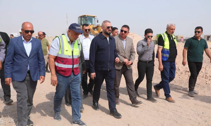 مدير عام دائرة الطرق والجسور يتابع المراحل المتقدمة لإنجاز جسري شمال الناصرية والهولندي ويوجّه بتسريع استكمال الأعمال وإدخالهما الخدمة