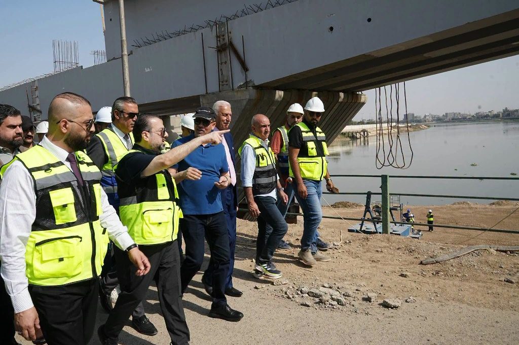 وزير الإعمار برفقة مدير عام دائرة الطرق والجسور يتابعان ميدانياً مشروع ربط جسر الطابقين بالجسر المعلّق ويوجّهان بتسريع إنجاز الممر المؤدي إلى المنطقة الخضراء
