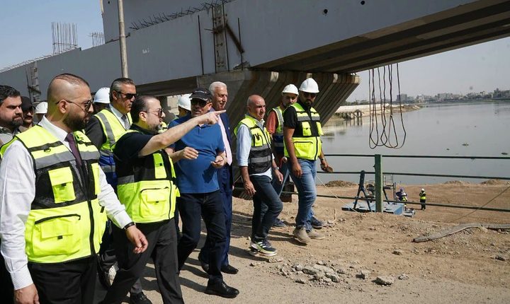 وزير الإعمار برفقة مدير عام دائرة الطرق والجسور يتابعان ميدانياً مشروع ربط جسر الطابقين بالجسر المعلّق ويوجّهان بتسريع إنجاز الممر المؤدي إلى المنطقة الخضراء